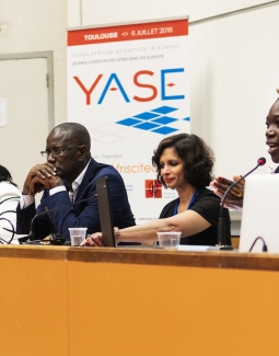 Les intervenants de la table ronde : de gauche à droite, Amr Adly, Marie-Monique Rasoazananera, Amadou Tidian Ndiaye, Seema Kumar et Tolu Oni